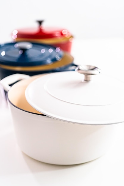 Zbliżenie na garnek z sosem